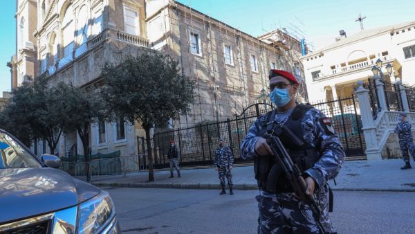 Lebanese security members stand guard in front of Saint George Church in Downtown Beirut, on December 25, 2020, still closed down for renovations after the deadly August 4 port blast in the capital. ANWAR AMRO / AFP