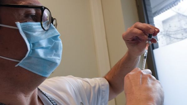 A doctor prepare a dose of the Pfizer/BioNtech COVID-19 vaccine for the residents of the retirement home Epahd "Magnolias", in Loos, northern France, on December 28, 2020 as the country starts its national vaccination campaign to fight against the spread of the novel coronavirus. FRANCOIS LO PRESTI / AFP