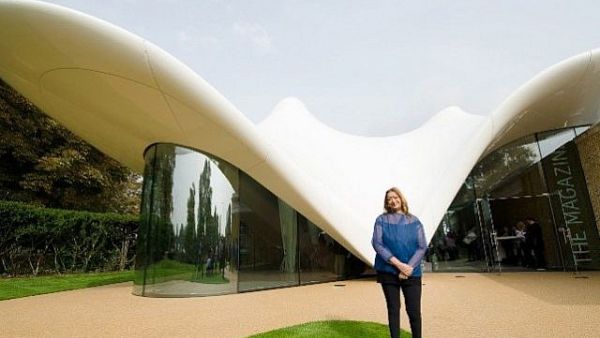 (FILES) A file photo taken on September 25, 2013, shows Iraqi-British architect Zaha Hadid posing for pictures outside her design for an extension of the Serpentine Sackler Gallery in London. (AFP / LEON NEAL)