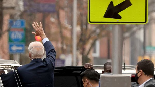  U.S. President-elect Joe Biden waves as he climbs into his motorcade after visiting Pennsylvania Hospital for a follow up appointment at the radiology department December 12, 2020 in Philadelphia, Pennsylvania. CHIP SOMODEVILLA / GETTY IMAGES NORTH AMERICA / Getty Images via AFP