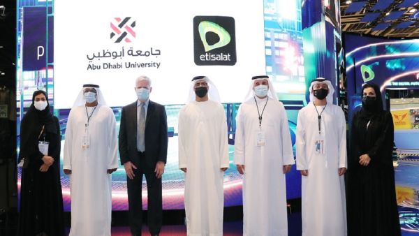 جامعة أبوظبي واتصالات تبحثان سبل التعاون المشترك