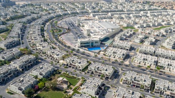 أن مجتمعات "نخيل" السكنية، "الفرجان"، و"ديسكفري جاردنز" و"الحدائق" (ذا جاردنز)، تمتد على مساحة إجمالية تبلغ نحو 1،000 هكتار وتوفر السكن لنحو 95،000 شخصاً. نخيل: آلاف المستثمرين العقاريين والمقيمين بدبي يستفيدون من تشغيل مسار 2020 لمترو دبي