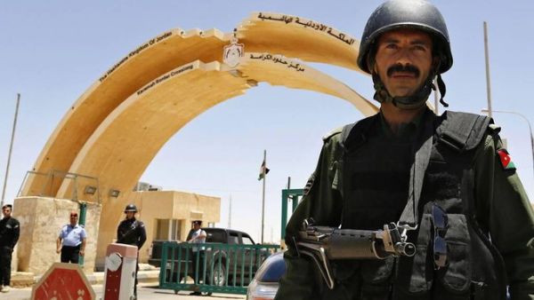 Jordanian Bedouin forces stand guard in front of the Jordanian Karameh border crossing at the Iraqi border (Twitter)