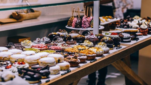 كيف تتحكم في الرغبة الشديدة في تناول الحلوى بعد الوجبات؟