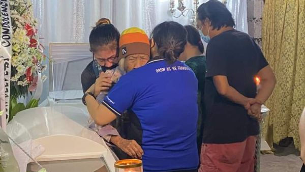 94-year-old Carmen Rufino weeps upon seeing the remains of her daughter Sonia Gregorio and her grandson Frank, who were killed by cop Jonel Nuezca in Paniqui, Tarlac. The victims’ family calls for “swift justice”. (Twitter)