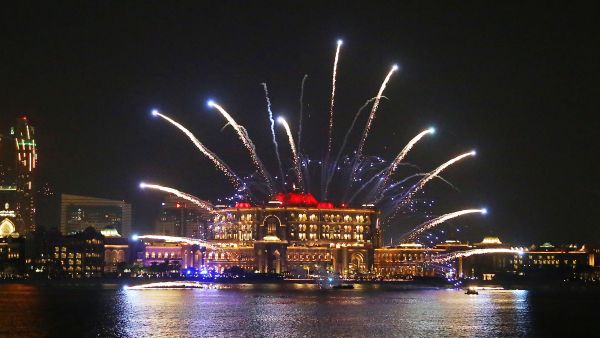 تشهد الاحتفالات برامج ترفيهية وفعاليات شيّقة لإمتاع ضيوف قصر الامارات من المواطنين والمقيمين والزوار على حدٍّ سواء مع مراعاة الالتزام بقواعد التباعد الاجتماعي. آلاف الاعلام والمصابيح وأضواء الليزر تزين قصر الإمارات إحتفاءاً باليوم الوطني 49