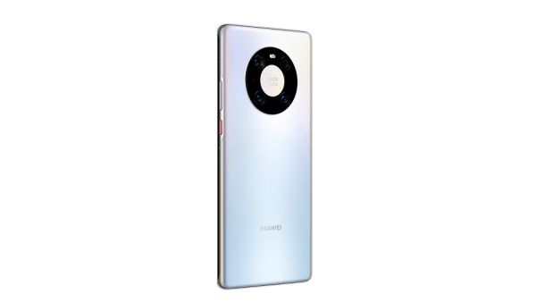 يواصل هاتف HUAWEI Mate 40 Pro سيره في هذا الاتجاه بفضل تصميمه الدائري المميز بألوانه الفريدة الأسود والفضي. سلسلة هواتف Mate HUAWEI ترتقي بقطاع الهواتف الذكية الرائدة مع التطور المستمر في التصميم والأداء وتصوير الفيديو