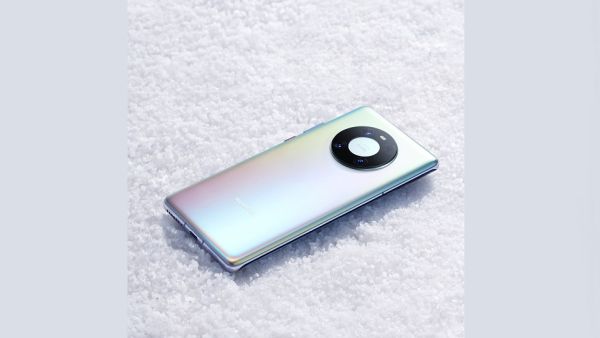 هاتف HUAWEI Mate 40 Pro هاتف HUAWEI Mate 40 Pro بتصميم Space Ring استثنائي يتميز بأداء غير مسبوق للجيل الخامس 5G