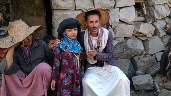 يمني يبيع طفلته