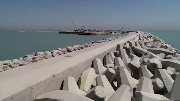 حجر أساس مشروع ميناء الفاو الكبير، وضع في العام 2010