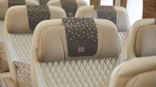 الدرجة السياحية الممتازة: راحة ورحابة طيران الإمارات ترتقي بتجربة طائرة A380 إلى آفاق جديدة
