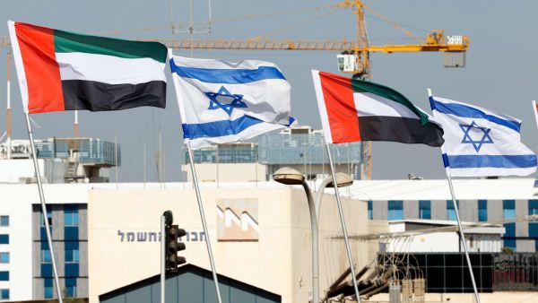  السلطات في دبي احتجزت أمس مجموعة من حوالي 200 إسرائيلي في مطار دبي