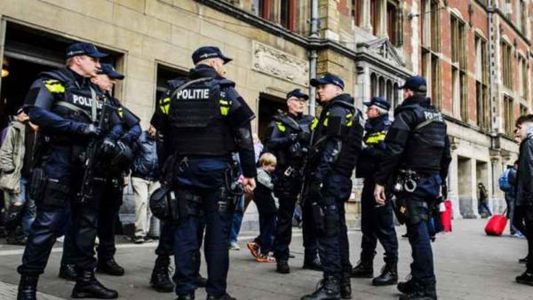 عناصر من الشرطة الهولندية