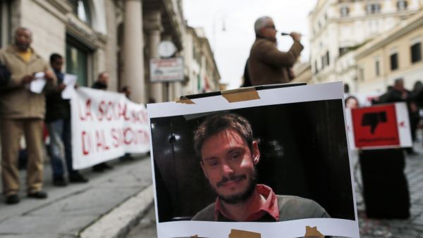 محتجون يرفعون صورة الباحث الإيطالي جوليو ريجيني