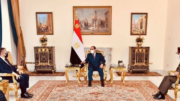 السيسي يلتقي وزير الدفاع اليوناني