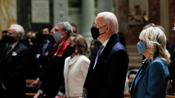 الرئيس الأمريكي جو بايدن يحضر قداسا