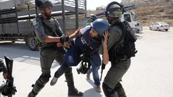  احتجزت قوات ومخابرات الاحتلال ستة من الصحفيين