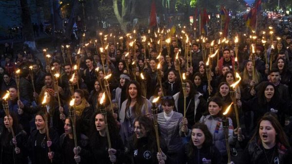 People take part in a torchlight procession as they mark the anniversary of the killing of 1.5 million Armenians by Ottoman forces, Yerevan, April 23, 2019. (AFP)