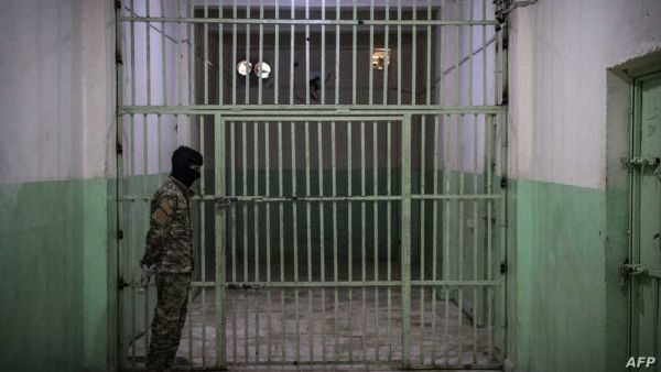 Print this page Extremism Watch Calls Grow for Release of Political Prisoners in Syria Amid Coronavirus Outbreak By Sirwan Kajjo April 06, 2020 08:49 PM A member of the Syrian Democratic Forces (SDF) stands guard in a prison where men suspected to be afiliated with the Islamic… FILE - A member of the Syrian Democratic Forces (SDF) stands guard in a prison in the city of Hasakeh, Syria, Oct. 26, 2019. (AFP)