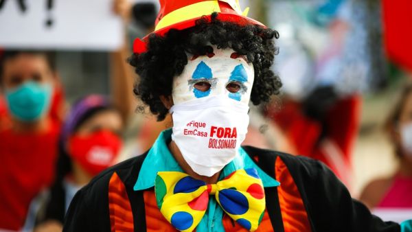 Demonstrators hold a protest against Brazil's President Jair Bolsonaro's measures to confront the COVID-19 coronavirus pandemic, in front of the Planalto presidential palace, in Brasilia, Brazil, on January 17, 2021. Sergio LIMA / AFP