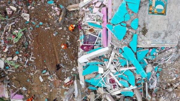 Members of a search and rescue team conduct search operations at Mitra Manakarra hospital following a 6.2 magnitude earthquake on January 15 in Mamuju, 18 January 2021. ADEK BERRY / AFP