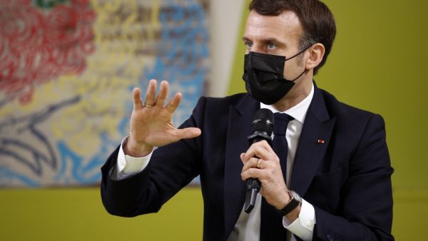 French President Emmanuel Macron meets with students at the Maison des Etudiants (Student House) of the Paris Saclay University in Saclay, near Paris, to talk about the consequences of the coronavirus, Covid-19 pandemic, on January 21, 2021. Yoan VALAT / POOL / AFP