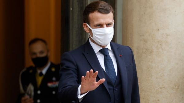 French President Emmanuel Macron waves after a working lunch with Transition Mali President at the Elysee presidential Palace on January 27, 2021 in Paris. Ludovic MARIN / AFP