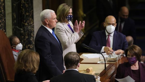 Vice President Mike Pence (L) and U.S. Speaker of the House Nancy Pelosi (D-CA) look on as the the count of electoral votes continues in the House Chamber during a reconvening of a joint session of Congress on January 07, 2021 in Washington, DC. (AFP)