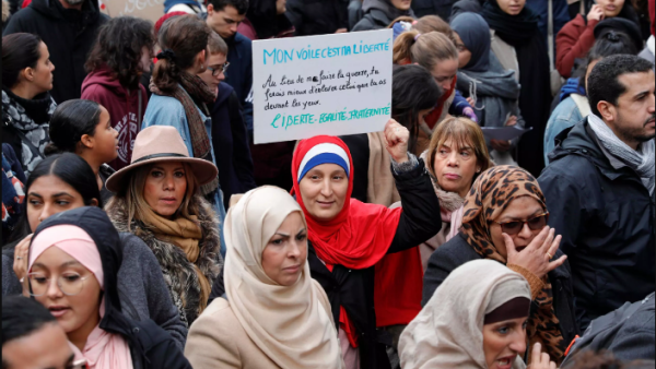 A woman holds a placard reading "my veil is my freedom" as she takes part in a protest against Islamophobia in Paris, on November 10, 2019. © Geoffroy Van der Hasselt, AFP