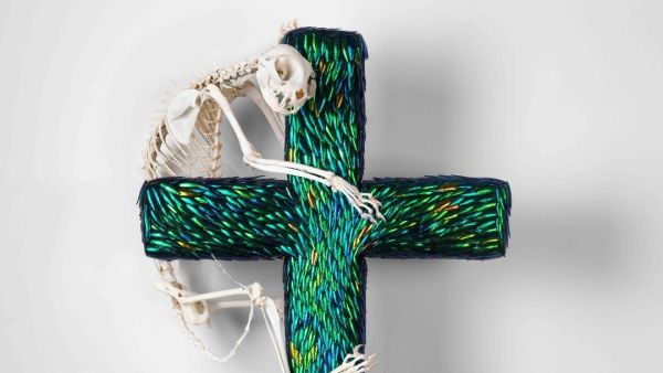 SCULPTURES MADE FROM THE JEWEL SCARABAEUS Photo @lievenherreman: "The witch on the tree of life" (2018) (Instagram)
