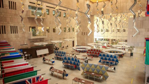 يعد برنامج بكالوريوس العلوم في الشؤون الدولية الفريد المتعدد التخصصات من جامعة جورجتاون في قطر هو نفس المنهج المصنف دوليًا والمتاح للطلاب في حرم جامعة جورجتاون في واشنطن العاصمة. مؤسسة قطر: طلاب المستقبل مدعوون للتعرف على "يوم في الحياة الجامعية" لجورجتاون