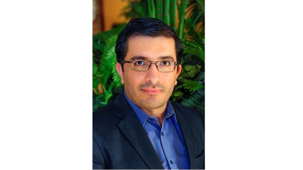 الدكتور منتصر قسايمة، الأستاذ المشارك في الهندسة الكهربائية في كلية الهندسة بجامعة أبوظبي أستاذ في جامعة أبوظبي يخترع أداة هجينة قد تحقق ثورة في مجال الحوسبة الكمية