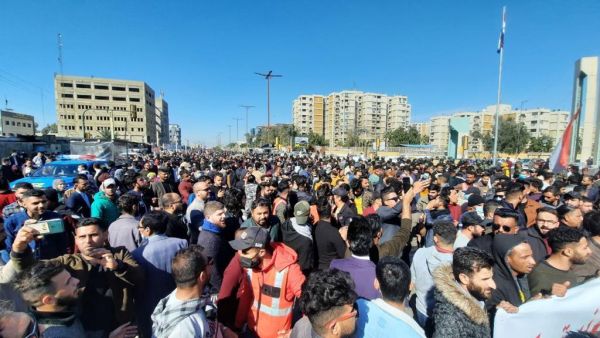المئات من الخريجين وحملة الشهادات العليا خرجوا بتظاهرة كبيرة وسط بغداد