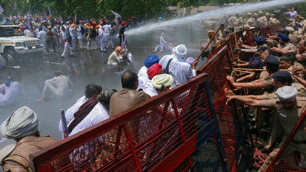 قوافل من المزارعين الهنود حطمت الثلاثاء خلال العرض السنوي بمناسبة عيد الجمهورية حواجز لتصل إلى وسط المدينة