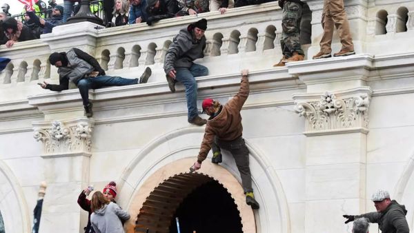 محتجون يقتحمون مبنى الكابيتول في العاصمة واشنطن