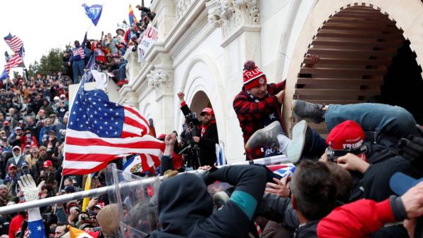 65 ضابطاً على الأقل من الشرطة قد قدموا بلاغات بعد إصابتهم أثناء صد الهجوم