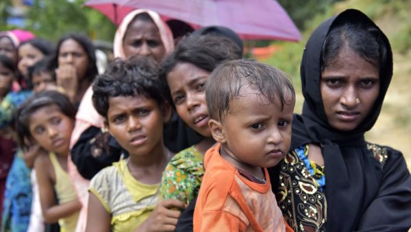 Myanmar's minority rohingya people wait in a queue to receive tram at Balukhali rohingya camp, Ukhiya in Coz's Bazar Bangladesh on September 25, 2017. (Shutterstock/ File Photo)