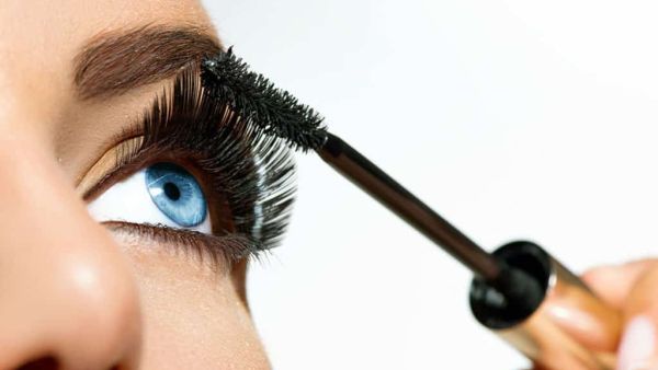 تطويل الرموش غاية تسعى لها الفتيات لما للرموش الطويلة من جمال وجاذبية