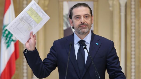  رفع لائحة الأسماء الملونة بالأصفر أمام عدسات الكاميرات