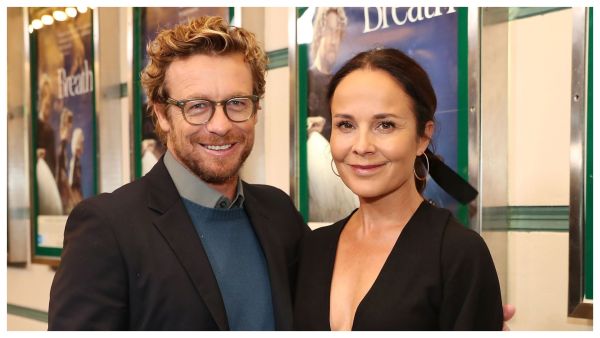 سيمون بيكر وزوجته