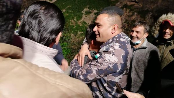 طفل أردني يبحث عن نفسه مع فرق الإنقاذ