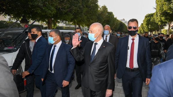 التقى قيس سعيد الذي رافقته حراسة مشددة، عددا من التونسيين