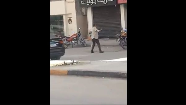 مصري يطلق يطلق النار في الشارع العام