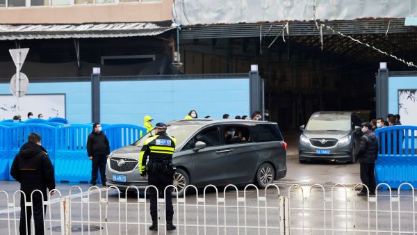 فريق تحقيق من "الصحة العالمية" يزور مختبرا للفيروسات في ووهان بالصين