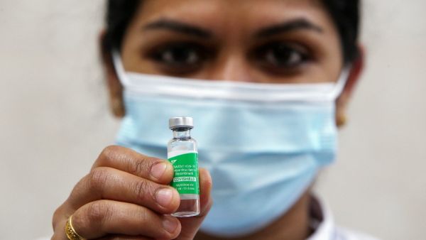 A nurse affiliated with the Kuwaiti Ministry of Health holds a dose of the Oxford-AstraZeneca COVID-19 vaccine in her hand at al-Masayel new vaccination centre in Kuwait City, on February 7, 2021. YASSER AL-ZAYYAT / AFP