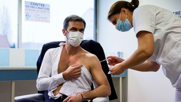 French Health Minister Olivier Veran receives a dose of the AstraZeneca-Oxford Covid-19 vaccine at the South Ile-de-France Hospital Group (Groupe Hospitalier Sud Ile-de-France), in Melun, on the outskirts of Paris, on February 8, 2021 during an AstraZeneca vaccine injections campaign for people under the age of 65. Thomas SAMSON / POOL / AFP