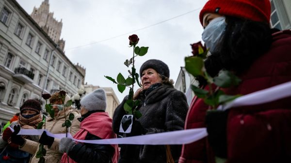 Several hundred women formed a human chains in Moscow and Saint Petersburg using Valentine's Day to express support for the wife of jailed opposition leader Alexei Navalny and political prisoners. Dimitar DILKOFF / AFP Several hundred women formed a human chains in Moscow and Saint Petersburg using Valentine's Day to express support for the wife of jailed opposition leader Alexei Navalny and political prisoners. Dimitar DILKOFF / AFP