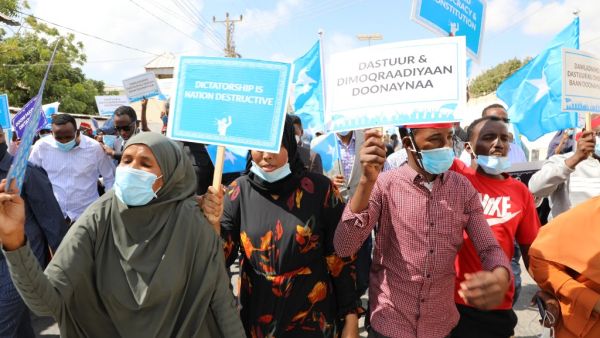 Supporters of different opposition presidential candidates demonstrate in Mogadishu on February 19, 2021. Somalia missed a deadline to hold an election by February 8, when President Mohamed Abdullahi Mohamed, better known by his nickname Farmajo, was due to step down, creating a constitutional crisis. AFP
