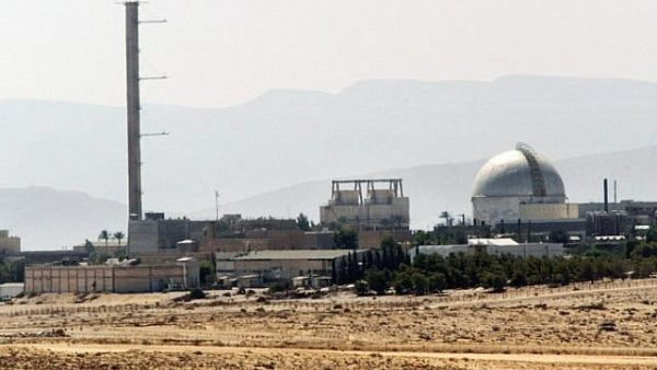A partial view of the Dimona nuclear power plant in the southern Israeli Negev desert, on September 8, 2002. (AFP/Thomas Coex)