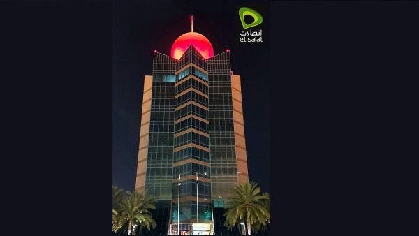 أن مشروع الإمارات لاستكشاف المريخ "مسبار الأمل" هو مبادرة استراتيجية وطنية أعلن عنها الشيخ خليفة بن زايد آل نهيان رئيس دولة الإمارات والشيخ محمد بن راشد آل مكتوم نائب رئيس الإمارات رئيس مجلس الوزراء حاكم دبي في يوليو 2014 مباني اتصالات تزدان بلون الكوكب الأحمر